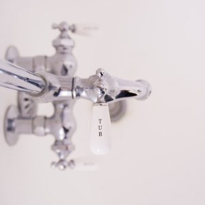 focus-photo-of-silver-stainless-steel-faucet-mnxizgzkw4u