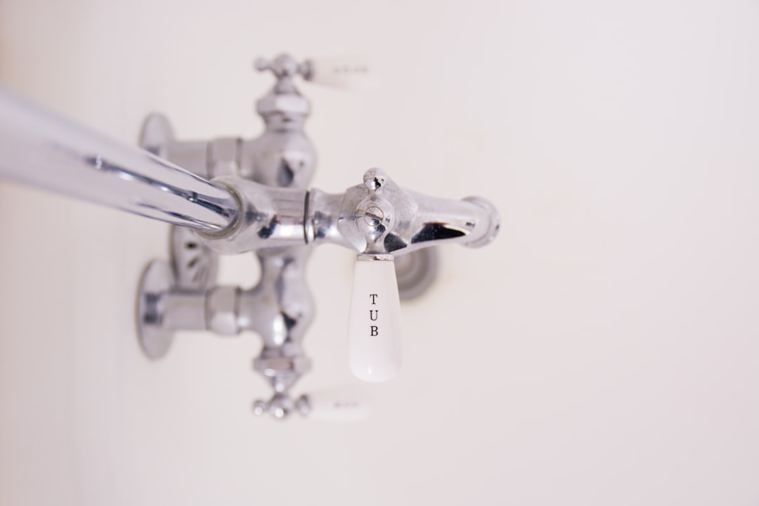 focus-photo-of-silver-stainless-steel-faucet-mnxizgzkw4u