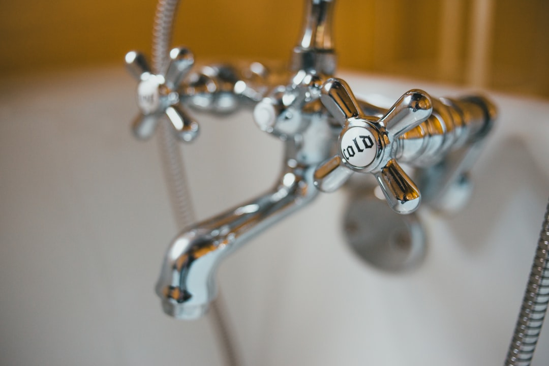 silver-faucet-with-water-droplets-4kcccfgdgiu