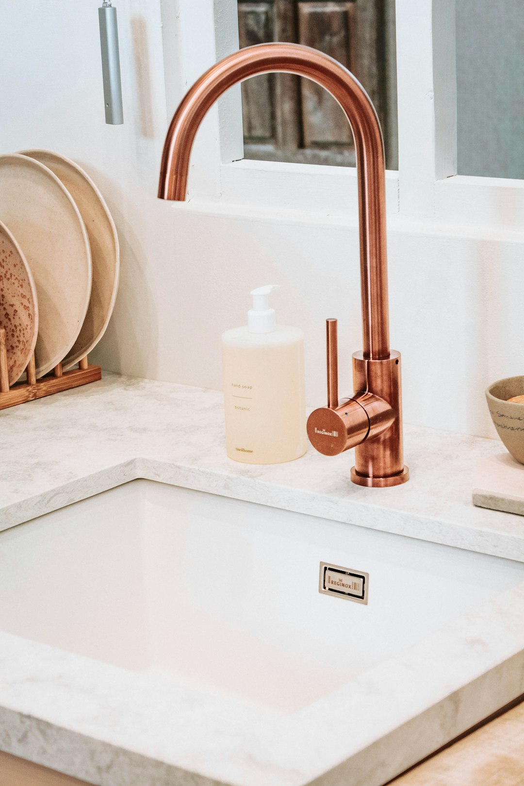 square-white-sink-with-brass-faucet-qggx1-de8j4