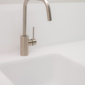 stainless-steel-faucet-on-white-ceramic-sink-zhwdhq0jubg