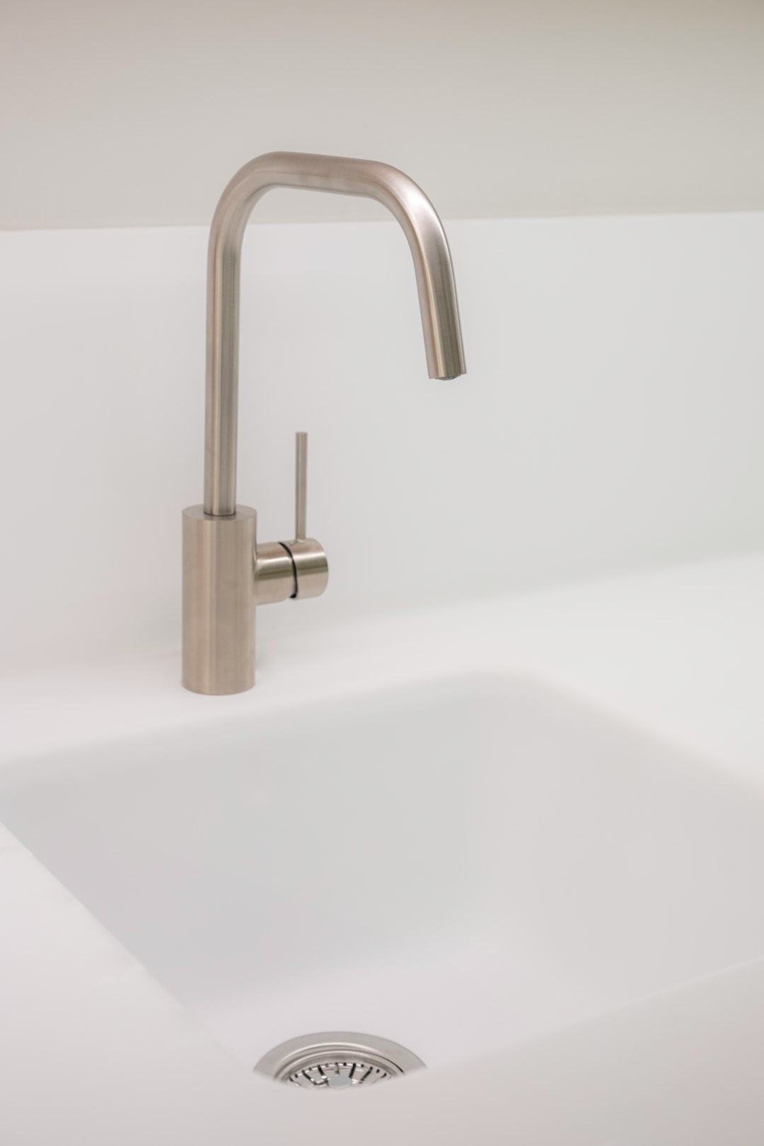 stainless-steel-faucet-on-white-ceramic-sink-zhwdhq0jubg